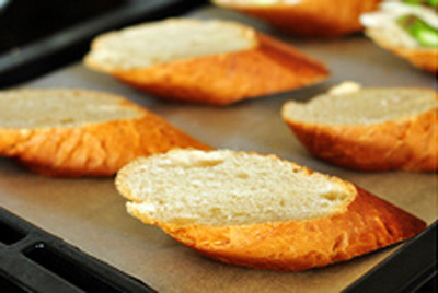 7 bước làm bánh mì nướng với lò vi sóng